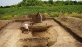 ГРОБОВИ ИЗ БРОНЗАНОГ ДОБА И СКЕЛЕТ КОЊАНИКА ИЗ СРЕДЊЕГ ВЕКА: Археолошка открића наших и америчких стручњака на некрополи код Мокрина