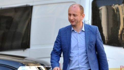 OD VEČERAS SAM POD ORUŽJEM: Oglasio se Milan Knežević posle napada na aerodormu u Podgorici OD VEČERAS SAM POD ORUŽJEM: Oglasio se Milan Knežević posle napada na aerodormu u Podgorici