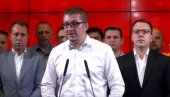 MICKOSKI U AMABASADI SRBIJE: Premijer Severne Makedonije se upisao u Knjigu žalosti zbog nesreće u Novom Sadu