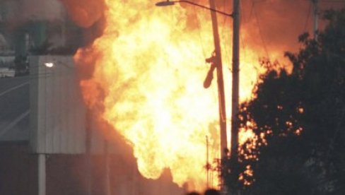 ODJEKNULA EKSPLOZIJA: Požar u fabrici odneo jedan život, deset osoba se vodi kao nestalo
