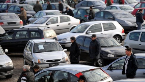 KUPILA DVA AUTOMOBILA - PA JE OJADILI: Naivnost je koštala skoro 25.000 evra