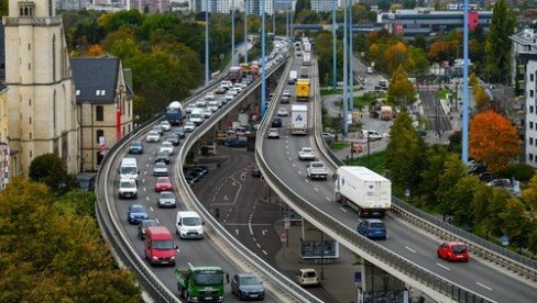 ČUDO TEHNOLOGIJE U NEMAČKOJ: Veštačka inteligencija reguliše saobraćaj na raskrsnici