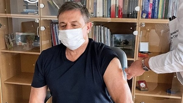 МИРНО ЧЕКА ПОРТУГАЛЦЕ: Селектор Стојковић примио трећу дозу вакцине против короне