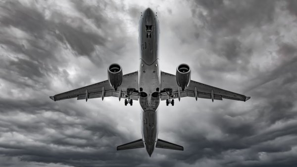 ДРАМАТИЧНО СЛЕТАЊЕ: Олујни ветар љуља авионе приликом приласка писти (ВИДЕО)