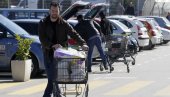ПУНЕ СЕ КУЋНИ РАФОВИ: Грађани Источног Сарајева праве залихе хране и горива ПУНЕ СЕ КУЋНИ РАФОВИ: Грађани Источног Сарајева праве залихе хране и горива