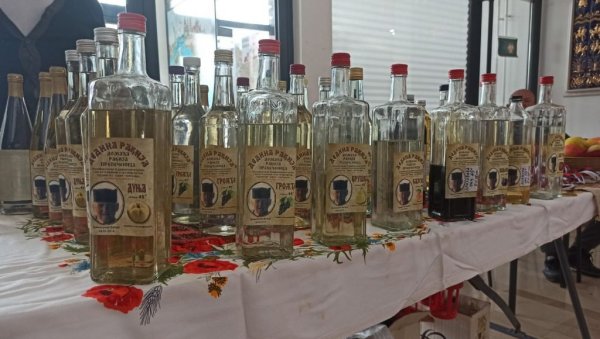 ТРАДИЦИЈА СЕ НАСТАВЉА: Фестивал ракије у Обреновцу, представљено 65 узорака српског злата