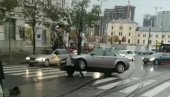 NEVEROVATAN SNIMAK IZ BEOGRADA: Automobil završio na banderi semafora, bizaran udes u prestonici! (FOTO/VIDEO)