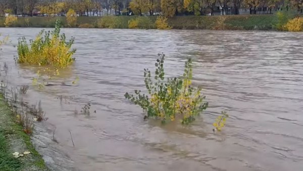 ДРАМА КОД ЗЕНИЦЕ: Набујала река прогутала људе, чека се долазак ронилаца! (ФОТО+ВИДЕО)