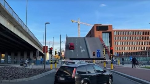 SREĆOM IZBEGNUTA TRAGEDIJA: Dok su shvatili šta se dešava, već je bilo kasno (VIDEO) SREĆOM IZBEGNUTA TRAGEDIJA: Dok su shvatili šta se dešava, već je bilo kasno (VIDEO)