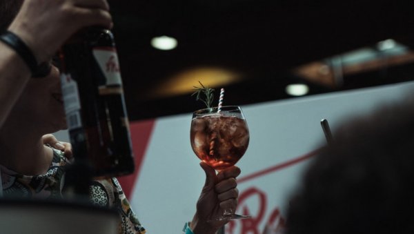 ШТА МУЧИ ИНДУСТРИЈУ АЛКОХОЛА: Због овога су у великом проблему - Промена на коју се тржиште алкохола тек привикава