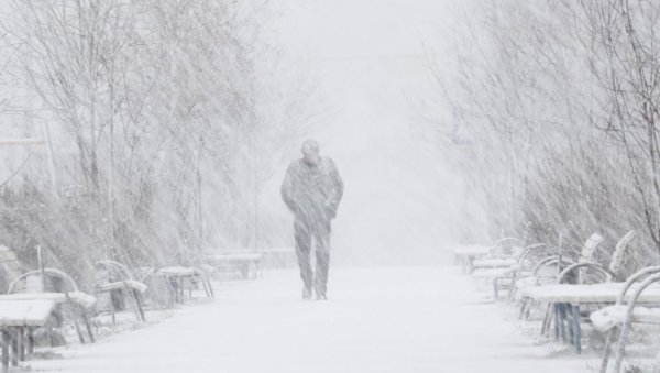ЗАБЕЛЕЛА СЕ МОСКВА: Пао први снег у престоници Русије, спремају се за хладну зиму (ФОТО/ВИДЕО)