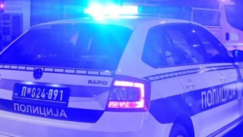MUŠKARAC BRUTALNO PRETUČEN U SMEDEREVU: Jedan nasrnuo na njega sekirom, drugi ga udarao čekićem u glavu MUŠKARAC BRUTALNO PRETUČEN U SMEDEREVU: Jedan nasrnuo na njega sekirom, drugi ga udarao čekićem u glavu