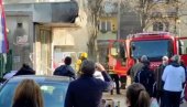 POŽAR U BEOGRADU: Kulja dim iz mesare na Karaburmi, građani se okupili ispred