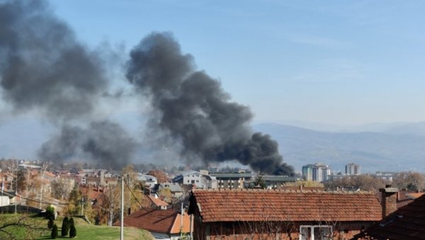 ВЕЛИКИ ПОЖАР У ЦЕНТРУ ВРАЊА: Део града без струје, горе адвокатске канцеларије?