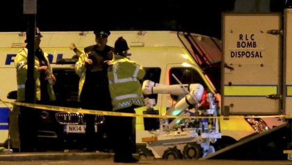ПОГИНУО ПУТНИК ИЗ ТАКСИЈА, ПОВРЕЂЕН ТАКСИСТА: Детаљи експлозије аутомобила у Ливерпулу, ухапшена три мушкарца (ВИДЕО)