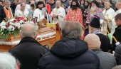 САХРАЊЕН МИЛЕТА ТОВАРОВИЋ: Омиљени прота испраћен на вечни починак (ФОТО)