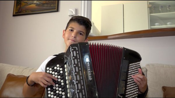 ЛУКА ДУГМЕТАРОМ ПОКОРИО СВЕТ: Дванаестогодишњи дечак из Ниша, маленим прстима који вешто играју по хармоници, осваја многобројне награде
