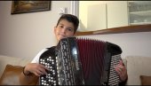 ЛУКА ДУГМЕТАРОМ ПОКОРИО СВЕТ: Дванаестогодишњи дечак из Ниша, маленим прстима који вешто играју по хармоници, осваја многобројне награде
