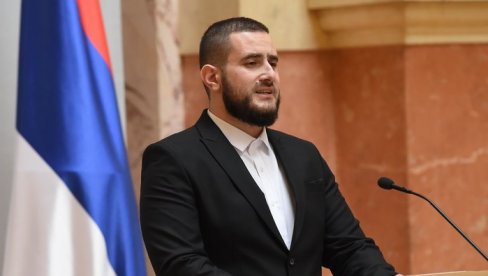 DRAMA U NOVOM PAZARU: Usame Zukorlić udario u policiju, pa pobegao DRAMA U NOVOM PAZARU: Usame Zukorlić udario u policiju, pa pobegao