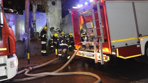 ФОТОГРАФИЈА ПОЖАРА НА ВРАЧАРУ: Стихија захватила напуштени објекат, ватрогасци заузтали ватру