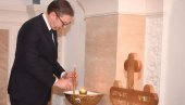 VUČIĆ UPALIO SVEĆU PATRIJARHU IRINEJU: Srbija izgubila duhovnog oca blage naravi (FOTO)