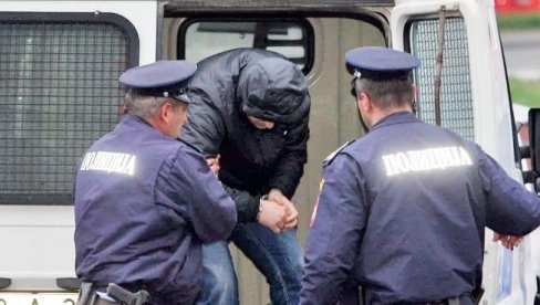 VELIKO HAPŠENJE U SURDULICI: Uhapšeni zbog sumnje da su izdavali lazne papire za izvoz, traga se za Crnogorcem VELIKO HAPŠENJE U SURDULICI: Uhapšeni zbog sumnje da su izdavali lazne papire za izvoz, traga se za Crnogorcem