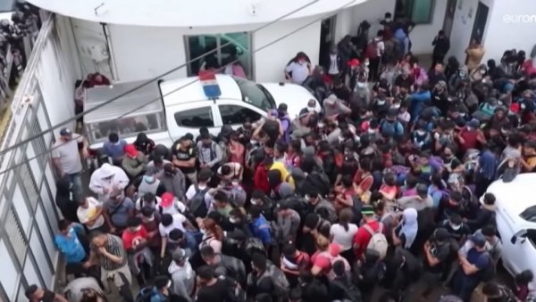 БИЛО ЈЕ И ДЕЦЕ И ТРУДНИЦА: У Мексику у два камиона пронађено 600 миграната (ВИДЕО)