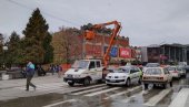 ПОЧЕЛО КИЋЕЊЕ ЦЕНТРА ЈАГОДИНЕ: Постављено 150 метара украсних ланчаника