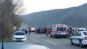 POGLEDAJTE KAKVA JE TRENUTNA SITUACIJA KOD LEŠTANA: Policija blokira put, vatrogasci jure ka fabrici Edepro (FOTO/VIDEO)