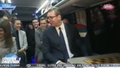BOLJE DA JEDEMO SENDVIČE NEGO DA KRADEMO 600 MILIONA! Aleksandar Vučić nasmejao ceo autobus (VIDEO)