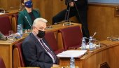 КРИВОКАПИЋЕВА ВЛАДА ВЕЋ ПАЛА? У скупштини 42 посланика само чекају знак