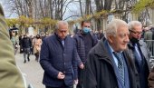 TOMA NIKOLIĆ PLAČE NA MRKINOJ SAHRANI: Bivši predsednik Srbije stigao da oda poslednju počast Milutinu Mrkonjiću (FOTO)