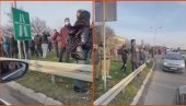 TRUDNICA U KOLIMA ZAROBLJENA U BLOKADI: Molim vas dajte nam da prođemo! (VIDEO)