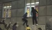 VANDALIZAM U NOVOM SADU: Huligani uništili prostorije PS (VIDEO)