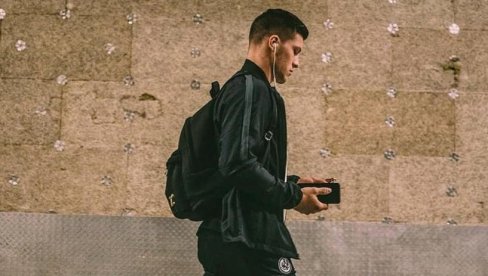 LUKA JOVIĆ JE DRVO! Španci razapeli Srbina, Ostrvljani ga preselili u London LUKA JOVIĆ JE DRVO! Španci razapeli Srbina, Ostrvljani ga preselili u London