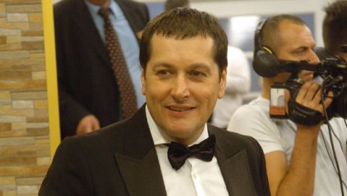 PODIZAO MI JE GLAVU DA BI MI DAO VODU: Aco Pejović otrkio kroz kakvu agoniju je prošao zbog korone, pa najavio duet o kom će se pričati PODIZAO MI JE GLAVU DA BI MI DAO VODU: Aco Pejović otrkio kroz kakvu agoniju je prošao zbog korone, pa najavio duet o kom će se pričati