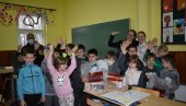 OBRADOVALI ĐAKE U CRNOJ BARI: Novosti poklonile knjige, svoja izdanja, biblioteci škole u selu kod Čoke