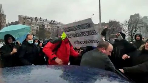 UDARAO ČOVEKA TRANSPARENTOM U GLAVU: Priveden i drugi muškarac iz Beograda zbog napada tokom blokade kod Sava centra UDARAO ČOVEKA TRANSPARENTOM U GLAVU: Priveden i drugi muškarac iz Beograda zbog napada tokom blokade kod Sava centra