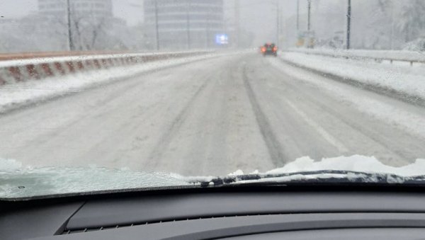 УПОЗОРЕЊЕ ЗА ВОЗАЧЕ: Пажљиво на путу због временских услова и гужве за Светог Николу