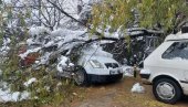 СТОПИРАН САОБРАЋАЈ НА ВИДИКОВЦУ: Снег наставља да прави проблеме у Београду (ФОТО)