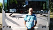 ПОКЛОН ВОЗАЧУ ШКОЛСКОГ АУТОБУСА: Гест средњошколки из банатског села Торда ПОКЛОН ВОЗАЧУ ШКОЛСКОГ АУТОБУСА: Гест средњошколки из банатског села Торда