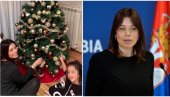 POMAGAČ ZA JELKU: Irena Vujović asistirala sestričini da postavi ukrase