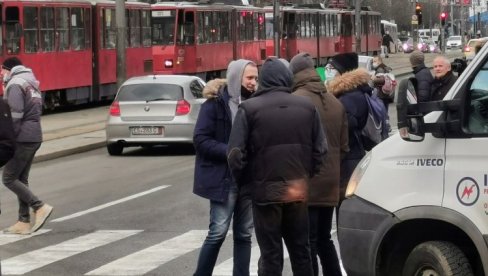 ZAHTEVI ISPUNJENI, ĆUTA I DALJE HOĆE DA BLOKIRA: Građani moraju da pešače zbog skupa ispred zgrade Vlade