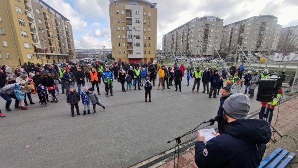 ТРАЖЕ ВРТИЋ И ШКОЛУ: Житељи насеља Степа окупили се са захтевима чије решење дуго чекају