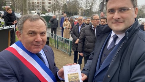 ČARAPE KRALJA PETRA: Nikola Selaković poklonio knjigu gradonačelniku pariskog 16. arondismana Fransisu Spineru ČARAPE KRALJA PETRA: Nikola Selaković poklonio knjigu gradonačelniku pariskog 16. arondismana Fransisu Spineru