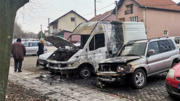 ИЗГОРЕО КОМБИ: Пожар на паркингу у Крушевцу