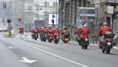 BAJKERI DELILI PAKETIĆE: Deda Mrazevi na motorima obradovali najmlađe  (FOTO)