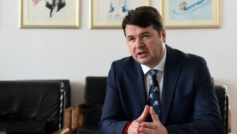 ODBIJANJE MANDATA JE SUPROTNO USTAVU: Autorski tekst prof. dr Vladana Petrova