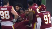 SUPERBOUL SE BLIŽI, TENZIJE RASTU: Usred NFL meča se potukli saigrači (VIDEO) SUPERBOUL SE BLIŽI, TENZIJE RASTU: Usred NFL meča se potukli saigrači (VIDEO)