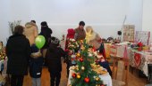 PRODAJU KOLAČE ZA POMOĆ UGROŽENIMA: Humanost na novogodišnjem bazaru u Beloj Crkvi